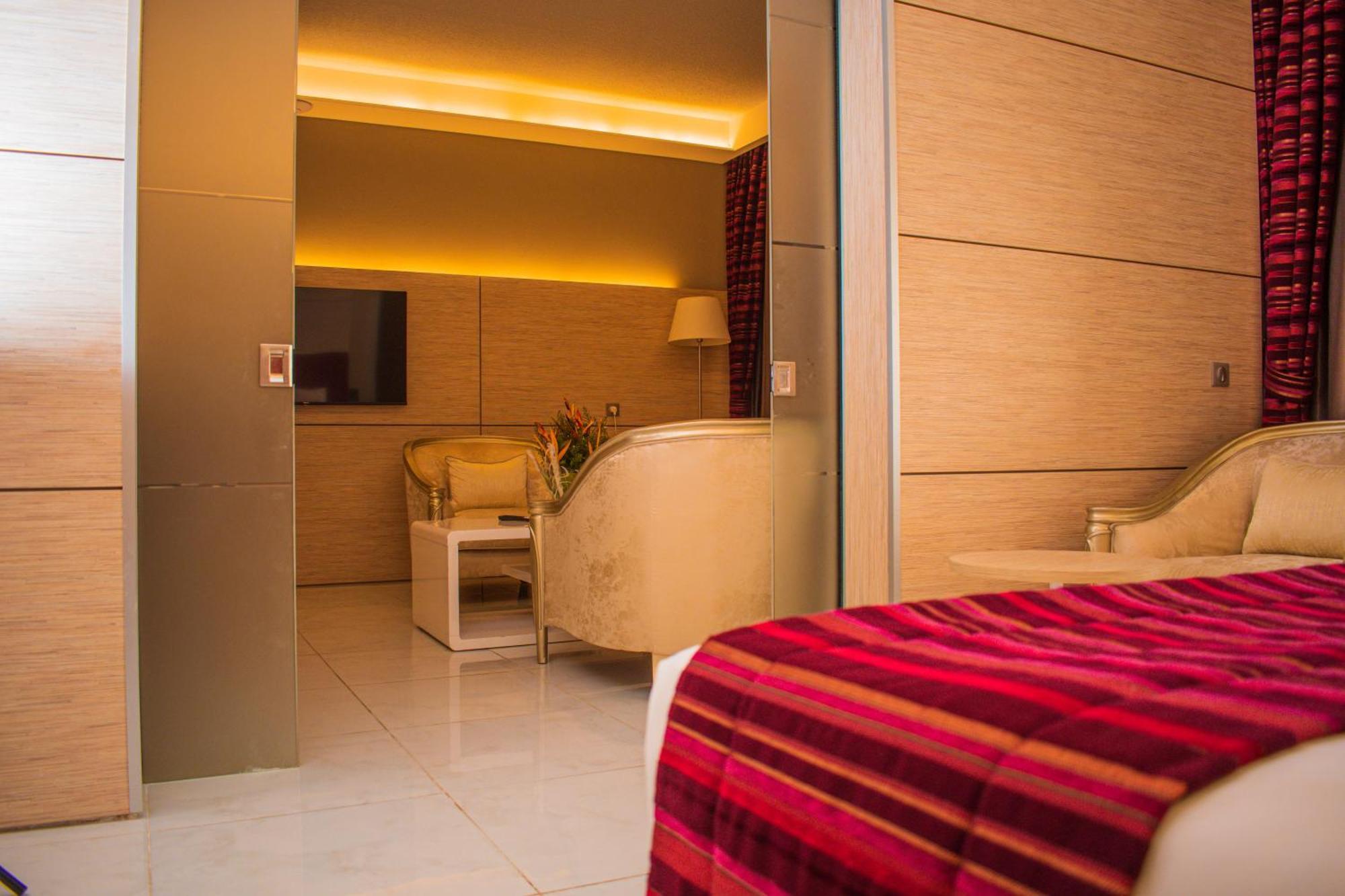 Hotel Sarakawa Ломе Экстерьер фото