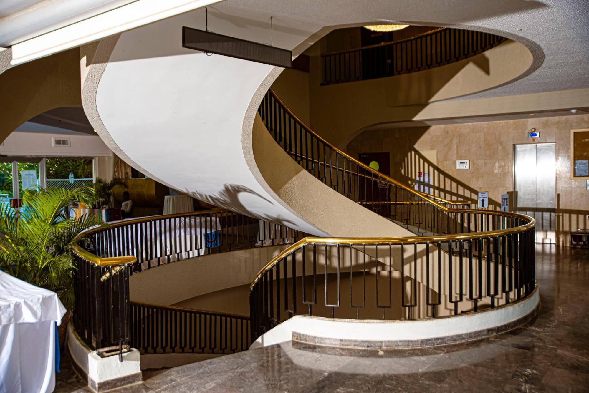Hotel Sarakawa Ломе Экстерьер фото